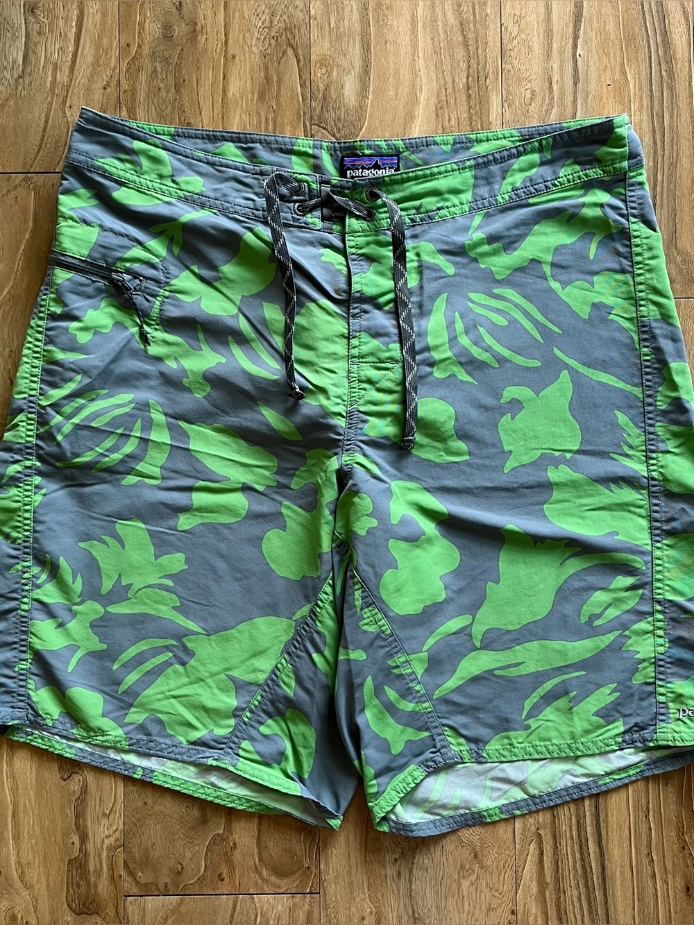 Vintage y2k Patagonia patterned board shorts
